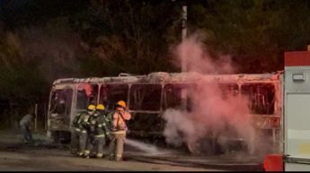 El camión de ruta urbana terminó siendo consumido por completo por el fuego. | Ángel Mercado
