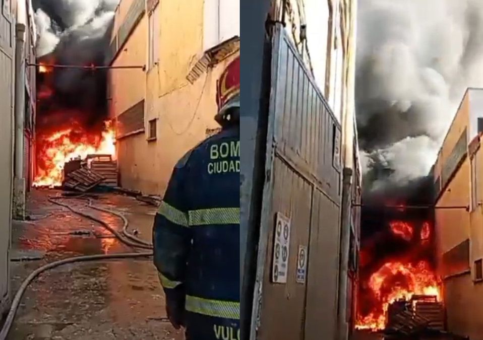 Fuerte incendio en fábrica de hilos de Azcapotzalco provoca desalojo. / Bomberos CdMx