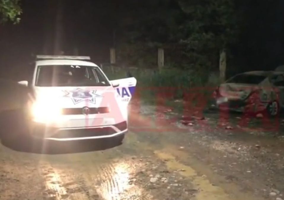 Hallan auto incendiado con reporte de robo en Cadereyta. | Cortesía