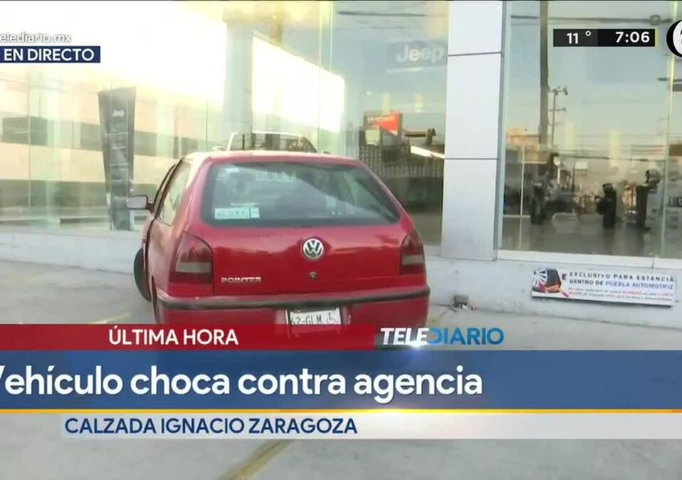 Hombres chocan contra agencia de autos en Puebla