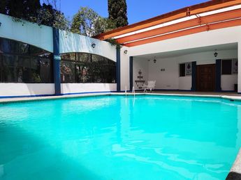 El Hotel La Fuente cuenta con alberca.