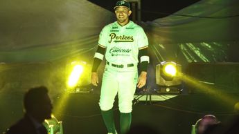 El uniforme de local de Pericos para la temporada 2026 es completamente blanco, manteniendo su diseño clásico | Agencia Es Imagen