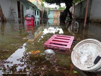 El brote de aguas negras en Veracruz ha llenado los patios de desechos y muebles inservibles / Isabel Zamudio