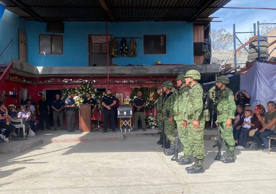 Realizan guardia de honor a bombero fallecido durante incendio en Salinas Victoria