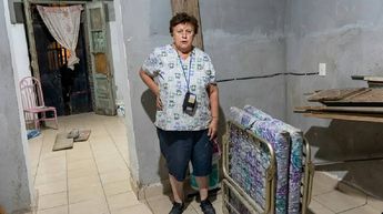 La afectada mostró los daños provocados por el ingreso de agua residual a su casa. | Cristian Montelongo