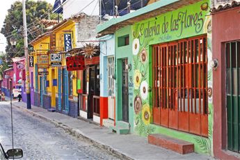 Locales coloridos en el pueblo de Ajijic, Jalisco. | Cortesía