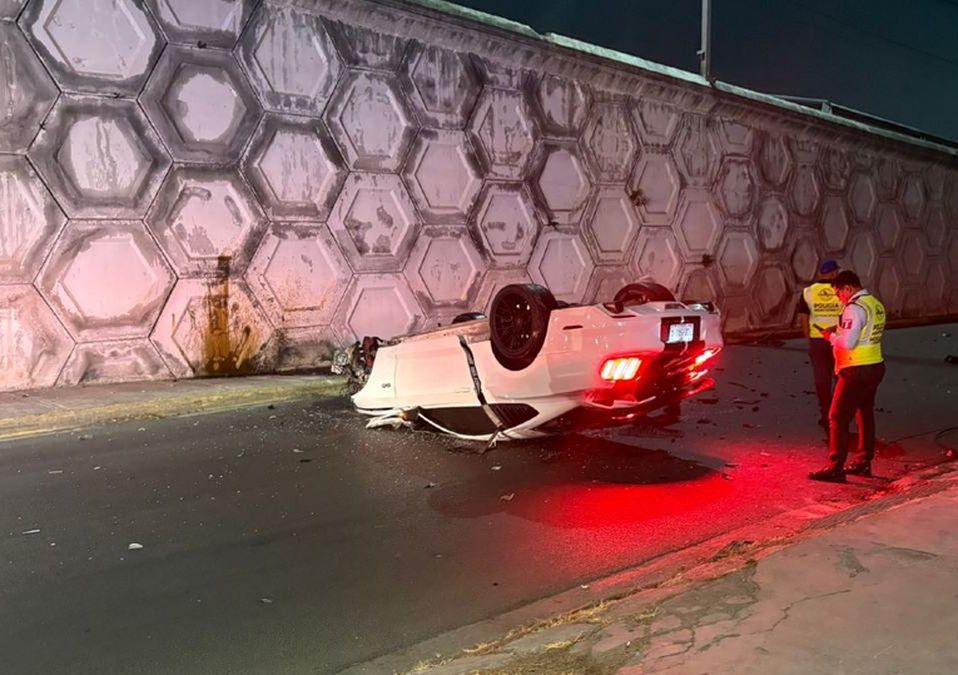 El momento de la caída del auto fue captado por cámaras de seguridad de un establecimiento. | Ángel Mercado