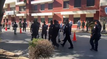 Elementos de seguridad se desplegaron en las inmediaciones del colegio. | Cortesía