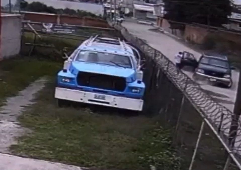 La cámara de seguridad captó el momento en el que la mujer fue secuestrada / Especial