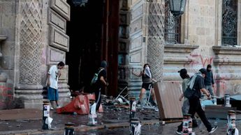 Los protestantes arrojaron piedras y petardos a la fachada del Palacio de Gobierno | AFP