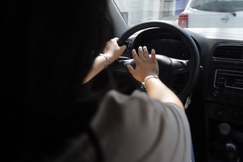 El comportamiento del conductor es uno de los temas a evaluar en el examen teórico para conseguir licencia en Puebla / Es Imagen