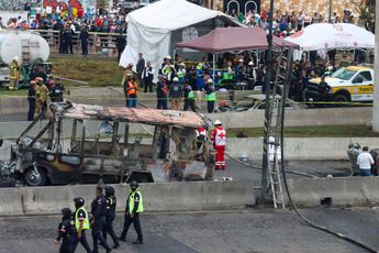 Un camión de pasajeros fue totalmente consumido por las llamas, ante la vista de curiosos / Agencia Cuartoscuro