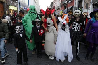 Grupos de amigos se juntan cada año para participar en la Marcha Siniestra / Es Imagen
