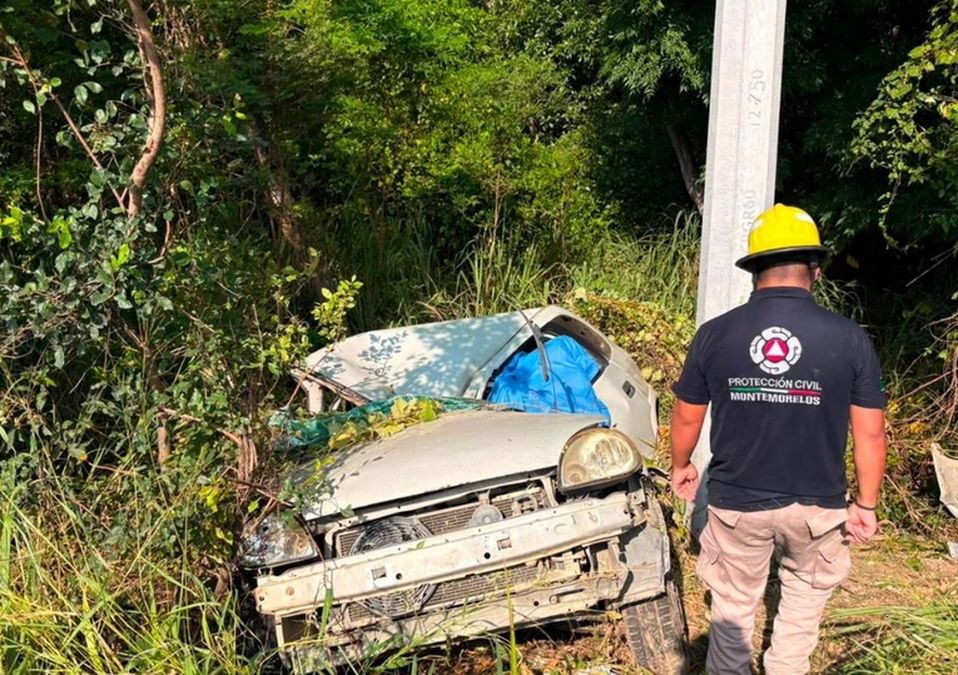 La volcadura de un Chevy gris sobre la Carretera Nacional movilizó a cuerpos de auxilio en Montemorelos.| Especial