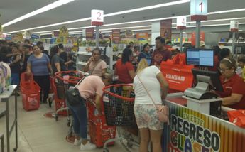 Empleados de las tiendas dicen no darse abasto ante la alta demanda. | César Cubero