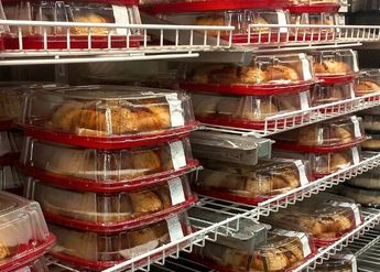 Las roscas de Costco se volvieron populares por incluir la presentación rellena de nata, misma que es aprovechada por revendedores | Adela Ríos