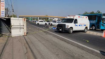 Los cuerpos de las víctimas quedaron sobre la carretera / Juan Carlos Munguía