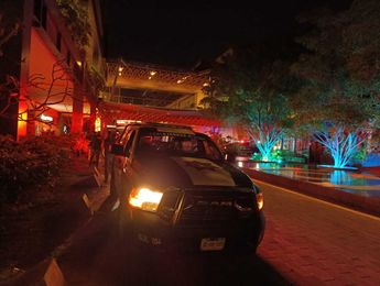 Elementos de la Policía de Guadalajara al exterior de Plaza Midtown Jalisco | Telediario