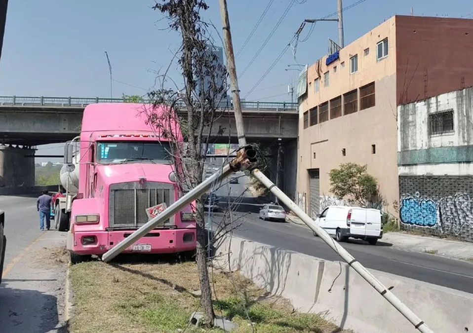 Tráiler choca contra muro en el bulevar Antonio L. Rodríguez, en Monterrey