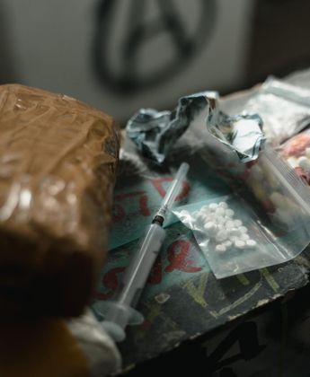 Una báscula gramera y una cuchara quedaron entre los objetos asegurados durante la diligencia. | Pexels