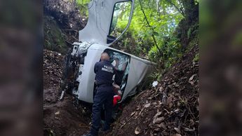 Camioneta se vuelca con peregrinos en Ocuilan; hay al menos 15 heridos y un muerto.
