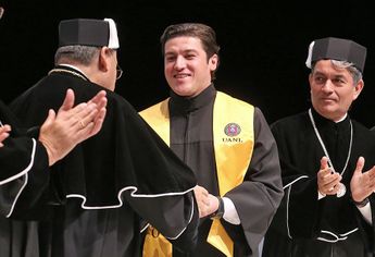 Fue el rector de la UANL, Santos Guzmán quien entregó el título de Doctor a Samuel García. | Cortesía