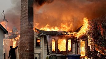 Una vivienda en llamas en Los Ángeles / AFP