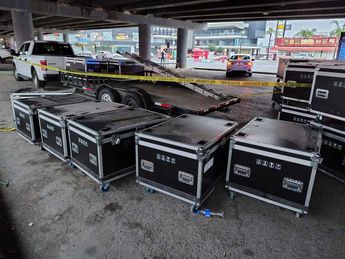 Una camioneta, un remolque y alrededor de 20 estuches con módulos electrónicos fueron asegurados en el lugar. | Agustín Martínez
