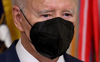 Joe Biden usando cubrebocas / AFP