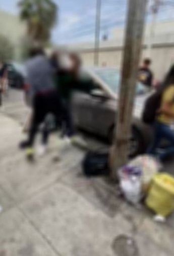 En las imágenes se ve como un joven de playera color gris llega a encarar a otro de playera verde y gorra para posteriormente tirar el primer golpe. |