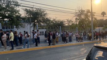 Largas filas para el examen de admisión en la Preparatoria Número 2 de la UANL. | Ángel Mercado