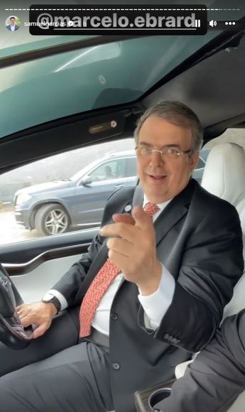 Marcelo Ebrard conduciendo un Tesla en compañía del gobernador de Nuevo León. | Cortesía