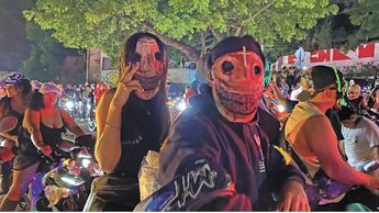 Motociclistas se preparan para iniciar la Rodada del Terror 2025 en Zapopan, luciendo sus disfraces más creativos y escalofriantes | Foto: Cortesía
