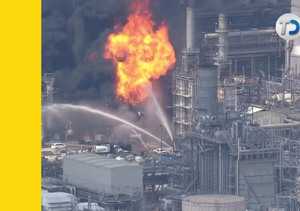 Incendio en refinería Deer Park. / Especial