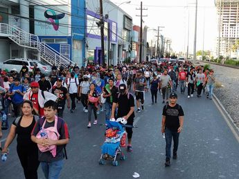 Migrantes abandonan Central de Autobuses de Monterrey y continúa a pie rumbo a Coahuila / Alexandra Amao