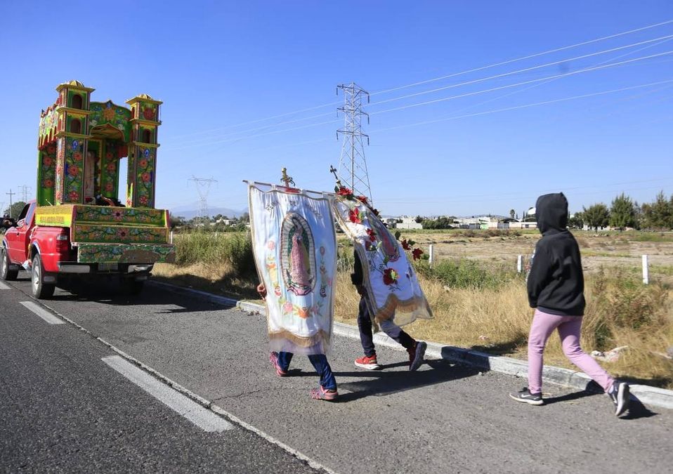 Peregrinos guadalupanos viajan de Puebla a la Ciudad de México visitar a la Virgen de Guadalupe el 12 de diciembre / Andrés Lobato.
