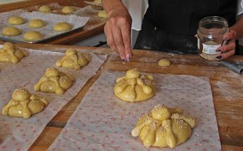 Andrea de la el toque de ajonjolí que caracteriza al pan de muerto / Melanie Torres