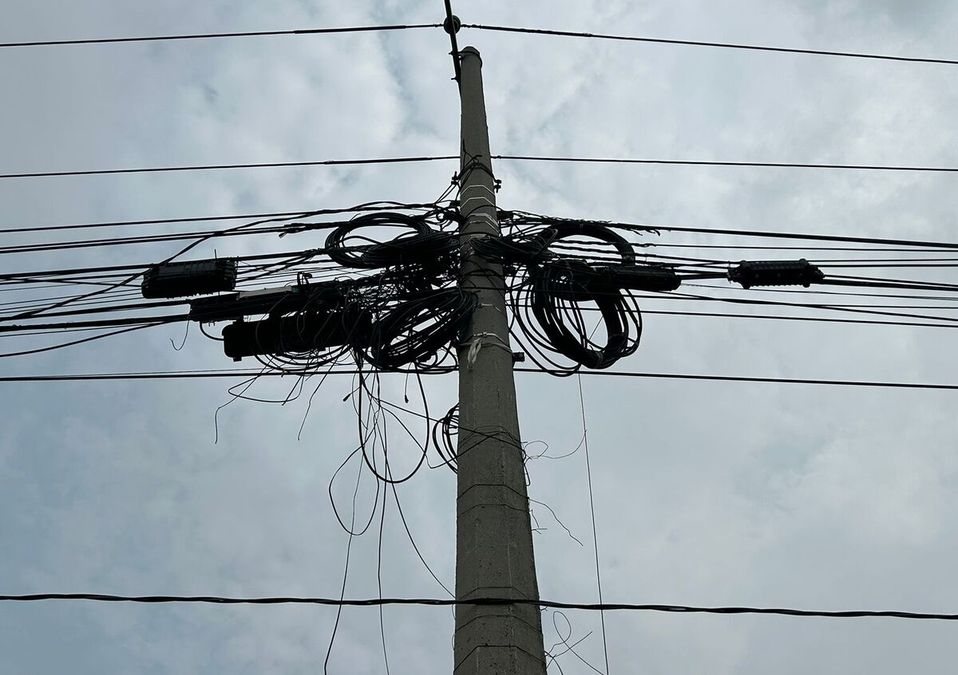 Telarañas de cables en Guadalupe / Pedro Delgado