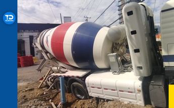 Camión revolvedor queda atorado en zanja en San Pedro | Sandra González