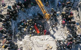 Una imagen aérea muestra a los rescatistas buscando víctimas y sobrevivientes entre los escombros de los edificios en la aldea de Salqin, en la provin