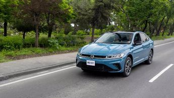 El Jetta 2026 incorpora una línea de luz LED en parrilla con insertos negros y línea LED en luces posteriores | Volkswagen