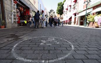 Nuevo mobiliario en calle de los dulces / Andrés Lobato