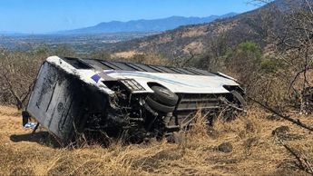 Volcadura de camión de pasajeros deja un saldo de 11 muertos en Amatlán de Cañas, Nayarit. TD Fin de Semana Vespertino CdMx, 02 de mayo de 2026