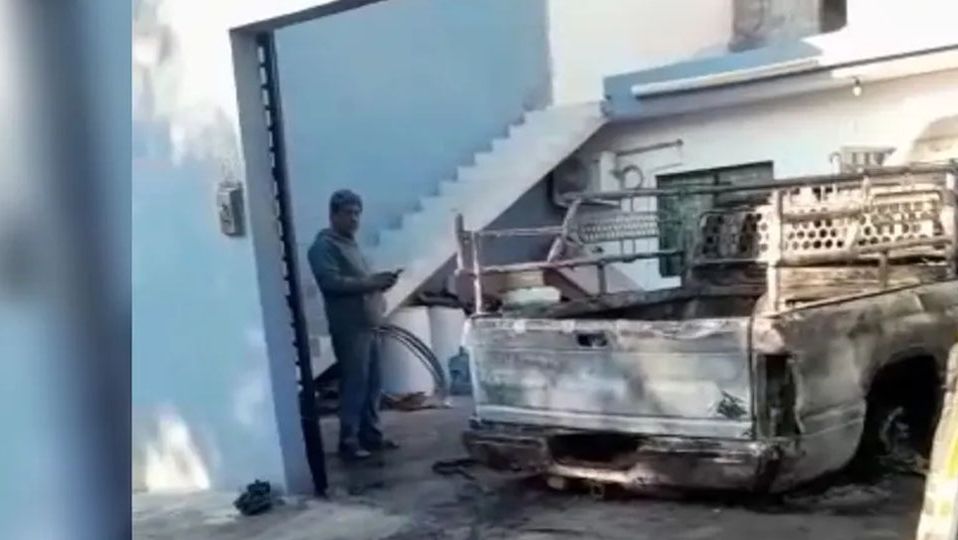 Se incendia camioneta en una casa en Juárez, NL