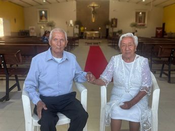 La familia organizó una fiesta y una comida sorpresa para conmemorar el aniversario número 70.
