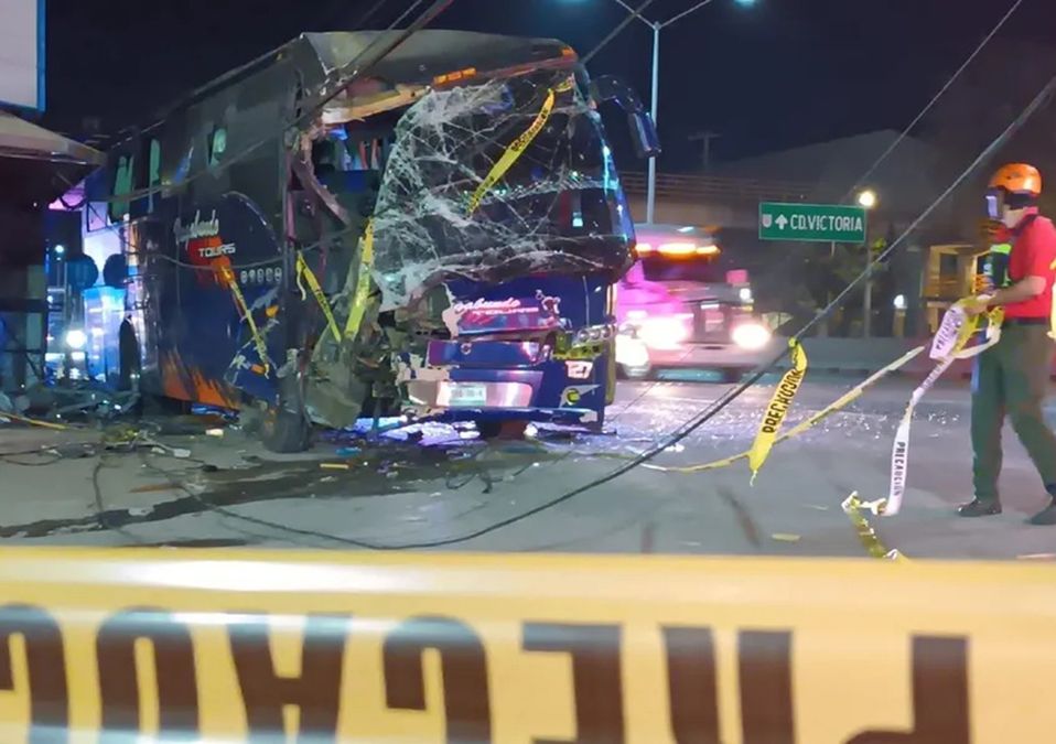 Autobús choca contra poste en la Carretera Nacional; hay varios lesionados