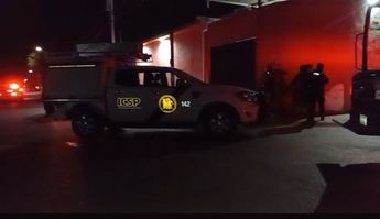 La mujer herida fue trasladada a un hospital luego de recibir tres impactos de bala. | Ángel Mercado