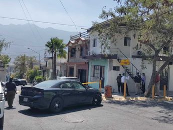 Autoridades realizan el cateo en una casa color café con portón de igual color y con tres pisos de estructura. | Agustín Martínez