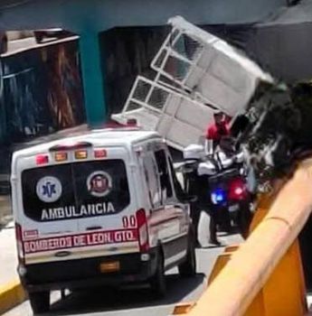 Camión impacta en puente del Malecón del Río.