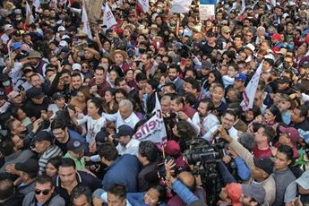 AMLO rodeado de sus simpatizantes/ Especial